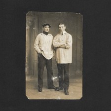 Jeunes hommes en blouse