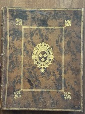 Livre à Secret & Armes De