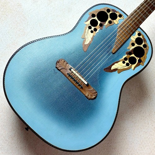 Guitare acoustique bleue