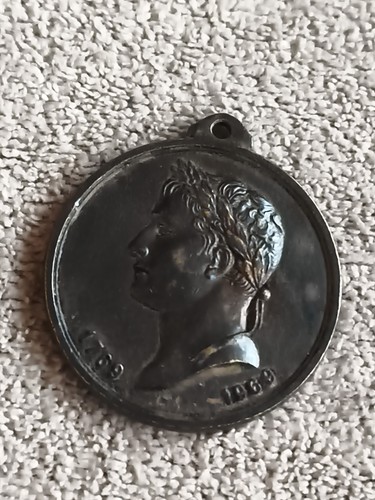 Médaille ancienne profil