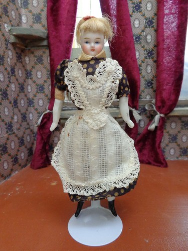Poupée ancienne pour - , maison
