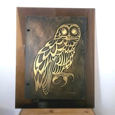Plaque Sculpture Chouette Métal Gravé sur Plexiglas Fumé Vers 1970 Signé CRO