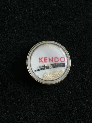 Pin capsule sable kendo - pin's,