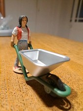 Figurine Femme poussant une brouette 
