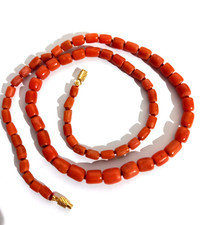 Collier en corail rouge vintage, perles forme tubulaire 45cms, fermoir doré