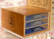 ANCIEN MEUBLE à TIROIRS de MERCERIE ANCIENNE BOBINES "D.M.C"