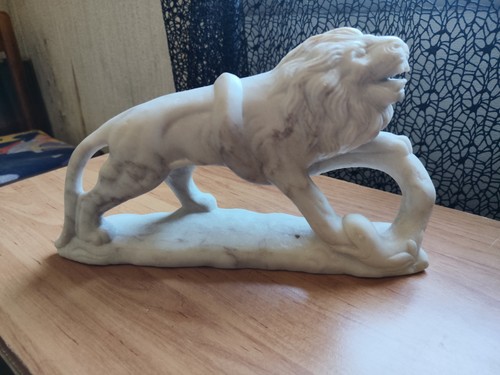 Statue lion serpent en - au,