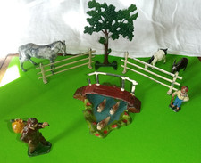 ENSEMBLE DE FIGURINES DE LA