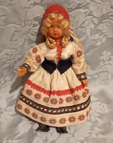 Ravissante poupee costumee - poupee,
