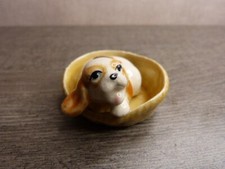 petit chien dans son panier