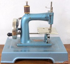 Ancienne machine à coudre miniature de la marque BABY Meuble poupée Dans son jus