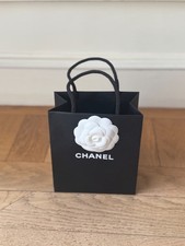sac noir en carton Chanel avec