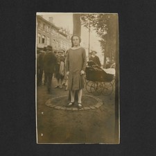 Jeune fille pose plein pied