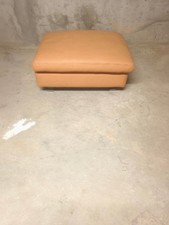 Un POUF en cuir grainé signé