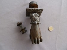 Ancien heurtoir en fonte , main baguée, complet