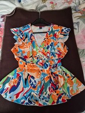 Blouse cache-coeur bas volantée très joli modèle 38 qui s'harmonise avec tout