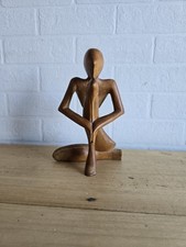 sculpture en bois homme priant