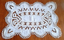 Napperon en lin brodé et