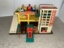 Vintage Fisher Price Little People #930 Parking Ramp Service Center Garage