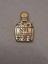 Pin's Numéro 1 Laura Ashley