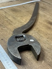 Grosse clé à molette Aux