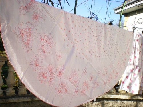 Une nappe blanche fleurs - une,