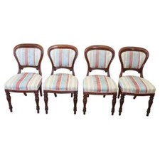 Quatre chaises anciennes en