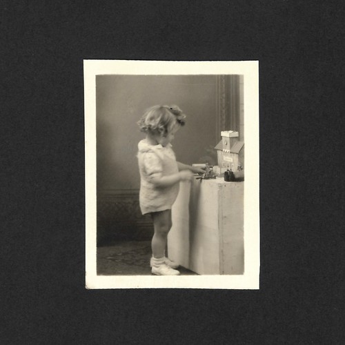 Enfant joue maison poupée - de,