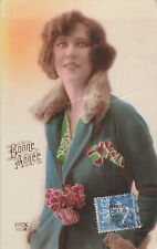 CP BONNE ANNEE FEMME ELEGANTE MANTEAU COL FOURRURE - ROSES
