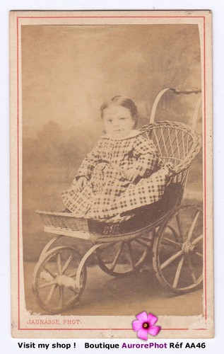 Enfant pose dans - enfant,
