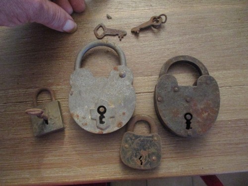 Lot anciens cadenas avec - avec, et