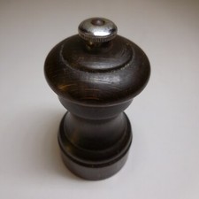 Pepper mill pepper shaker wood metal vintage kitchen table Peugeot France N8361