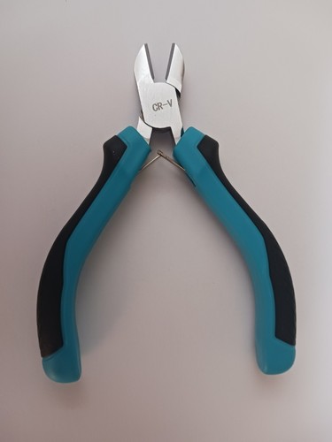Petite pince coupante