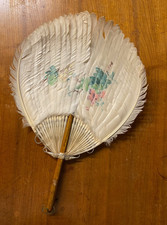 ANTIQUE 19TH CENTURY WHITE OSTRICH FEATHER FAN WITH PAINTED FLORAL DECOR
