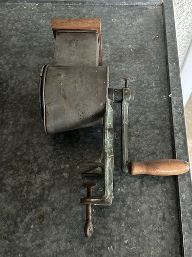 Ancienne râpe fromage de - À,