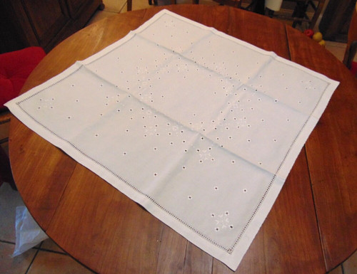 Nappe thé blanche brodée - à,