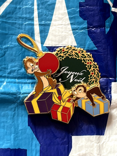 Disney pin trading - pin, tac