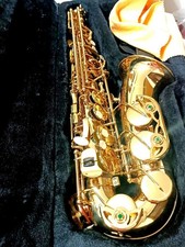 Gold Saxophone with Cleaning Cloth Perfect for Musicians and Collectors