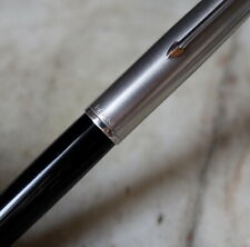 TRES BEAU STYLO PLUME PARKER 51 EN RESINE NOIRE - CAPUCHON METAL CHROME