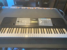 un piano de marque AYAMAHA