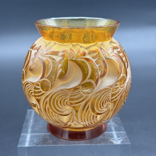 Une vase r - , r.lalique