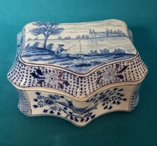 ANCIENNE BOÎTE COUVERTE EN