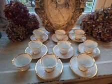 9 tasses à café et 8 sous