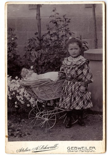 Portrait petite fille poupée