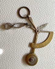 Peson / Pèse-lettre portatif vintage laiton et métal blanc marque MF