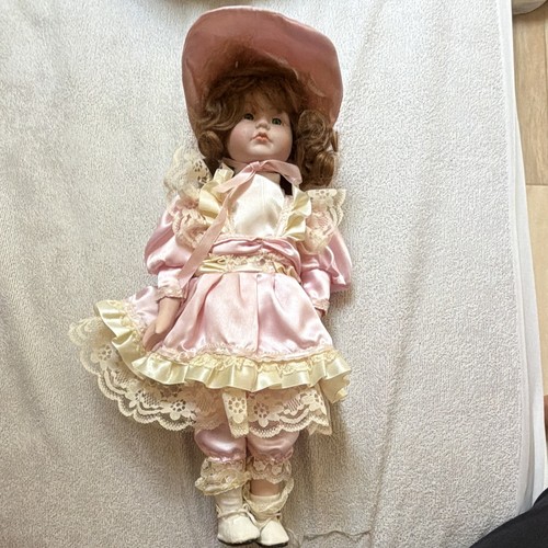 Poupée porcelaine fille tenue