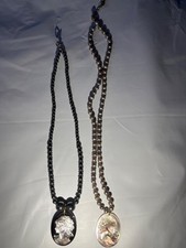 2 colliers perles naturelles et hématite et 2 camee en nacre 