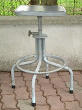  TABOURET EN MÉTAL ANCIEN