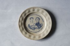 Petite assiette  ancienne en faience blanche relief Reine Victoria 11,4cm