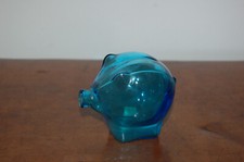 décoration en verre bleu , tirelire en forme de cochon design , cascade England